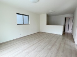 C号棟 新築の木の匂いのする室内。写真では伝わらないので、ぜひ現地でお確かめください。