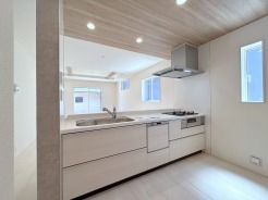 2号棟 吊戸棚をなくした対面LDKはキッチンに立つ人の視界をワイドにしてくれます。