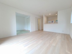 装飾を削ぎ落としたミニマルな空間が、日々の暮らしに静かな安らぎをもたらしてくれます。