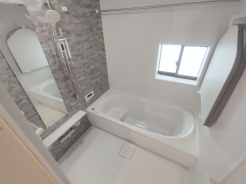 是非、足を伸ばして入って欲しい一坪タイプのユニットバス。疲れの取れ方が違うかも。