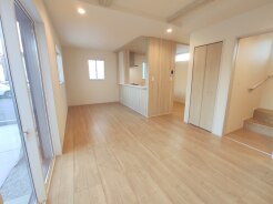 1号棟 ご家族みんながゆったりくつろげる広々リビング。