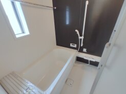 広々1坪タイプのゆったり浴室ユニット。防カビ・抗菌素材なのもうれしい。
