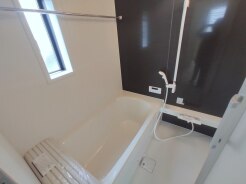 広々1坪タイプのゆったり浴室ユニット。防カビ・抗菌素材なのもうれしい。