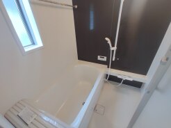 広々1坪タイプのゆったり浴室ユニット。防カビ・抗菌素材なのもうれしい。