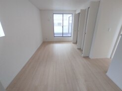 大きめのベッドを置いても、まだゆとりが持てる大きさ。8帖の主寝室。