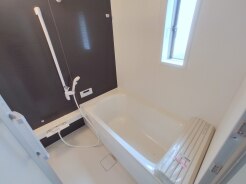 広々1坪タイプのゆったり浴室ユニット。防カビ・抗菌素材なのもうれしい。