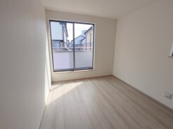たっぷりの陽光に包まれる明るい住まいが、ここにあります。
