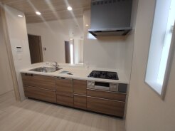 3号棟 吊戸棚で視界を遮らず、パノラマ感を重視したタイプのキッチンスペース。