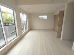 3号棟 将来は間仕切りで。洋間二部屋分に対応可能な洋室。