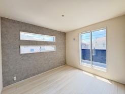 1号棟 ベースカラーと異なった配色の壁紙を使用。ちょっとお部屋の雰囲気が変わります。