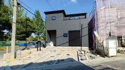無駄を削ぎ落とした端正なフォルムが街並みに静かに溶け込み、洗練された暮らしを予感させる佇まいです。