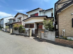車通りの少ない閑静な住宅地、のびのびした子育てに適します。