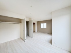 将来は間仕切りで。洋間二部屋分に対応可能な洋室。