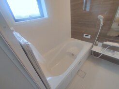 半身浴もゆっくり楽しめるベンチバス仕様。
