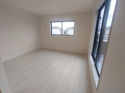 住宅街の2階南向きのお部屋、日当たりはご覧のとおり良好です。