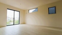 1号棟 日当たりのいいリビングは心地よく、落ち着いて暮らせます。