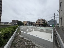 3号棟 空が広く見渡せる開放的な立地で、周辺は落ち着いた住宅街が広がっています。これから新たな暮らしの基盤が築かれていく、期待感に満ちた風景です