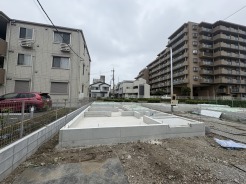 4号棟 周辺環境との調和を大切にした落ち着きある街並みに、新しい暮らしの基盤が整いつつあります。未来の風景を想像させてくれる、静かな空気が漂う住環境です