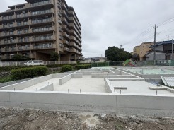 2号棟 周辺環境に調和する閑静な住宅街の一角に、新たな暮らしの基盤が整えられました。日々の営みを支える落ち着いた雰囲気の中で、理想の住まいを描くためのゆとりある敷地が広がっています