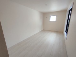 今からここを誰のお部屋にしようか、そんな洋室。
