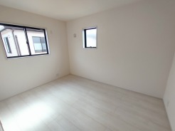 住宅街の2階南向きのお部屋、日当たりはご覧のとおり良好です。