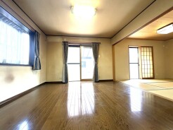 ご家族みんながゆったりくつろげる広々リビング。