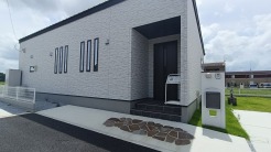 車通りの少ない閑静な住宅地、のびのびした子育てに適します。