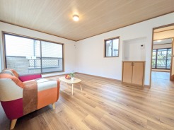 木の温もりに包まれた空間が心地よい、穏やかな時間を過ごせる住まい