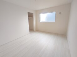 2号棟 WICに面したお部屋、通常の洋室より使い勝手に優れます。