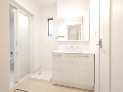 お出かけ前の身だしなみに一歩差がつく三面鏡。