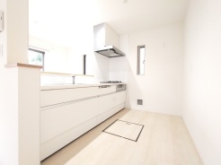 料理をしながらでも、ご家族との会話を楽しめる対面キッチン。