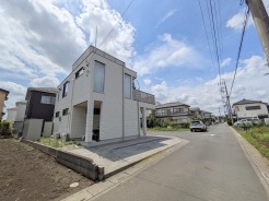 幅員の狭い道ですが、車通りの少ない住宅街に立地してます。