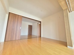 木目の温もりを感じるナチュラルな内装が、暮らしに穏やかな落ち着きをもたらしてくれます。