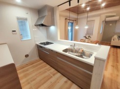 対面キッチンがご家族の温かい時間を演出。