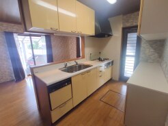 料理をしながらでも、ご家族との会話を楽しめる対面キッチン。