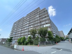 落ち着いた色味と整ったフォルムが街並みに美しく調和しています。