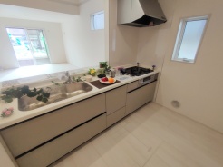 リビングで遊ぶお子様を見守りながらお料理ができる、対面キッチン。