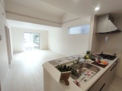 大画面TVの配置も可能なワイドリビングは約23帖。