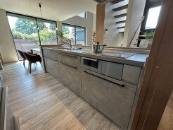 料理をしながらでも、ご家族との会話を楽しめる対面キッチン。