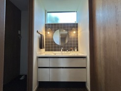 収納力と機能性に優れた、お手入れラクラク洗面化粧台。