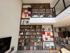 高さ5Mの大空間。壁一面に仕上げられた本棚