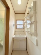 ワイドなボウルにハンドシャワー水栓が付いた洗面化粧台。