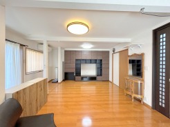 ご家族みんながゆったりくつろげる広々リビング。