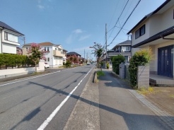 前面道路は歩道も整備され、小さなお子様にも安心です。