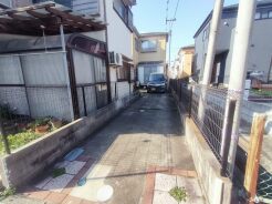 セカンドカーにも便利、駐車2台可の敷地。