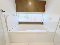 広々1坪タイプのゆったり浴室ユニット。防カビ・抗菌素材なのもうれしい。