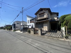 住民の方が主に利用する交通量少なめの道路に面してます。