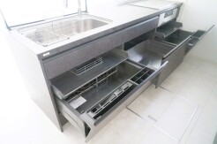 収納たっぷり。調理器具や調味料も出し入れしやすいですね。