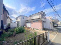 住民の方が主に利用する交通量少なめの道路に面してます。