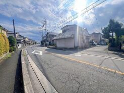 角地につき、開放感に恵まれる住居がここに。